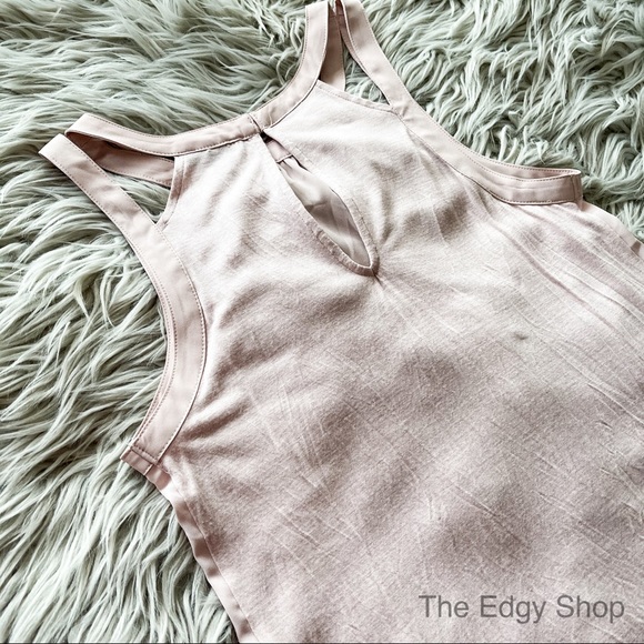 Express | Cut-Out Shoulder Tank Top Blouse - Picture 4 of 7